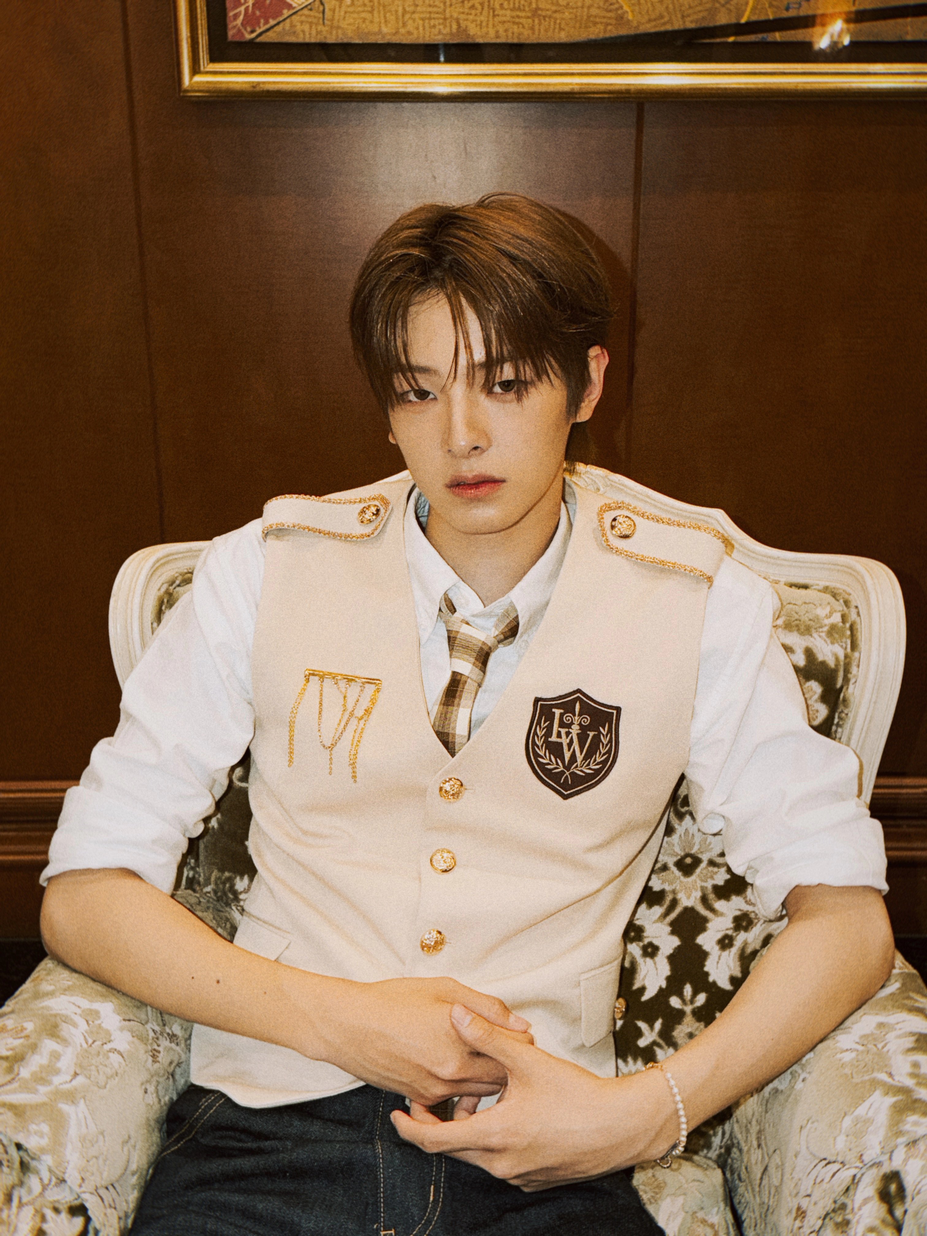 강우진 wearing PB060B